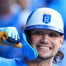 Jac Caglianone, de los Reales de Kansas City, celebra luego de conseguir un jonrón de dos carreras ante los Cachorros de Chicago, el sábado 8 de agosto de 2026 (AP Foto/Charlie Riedel)
