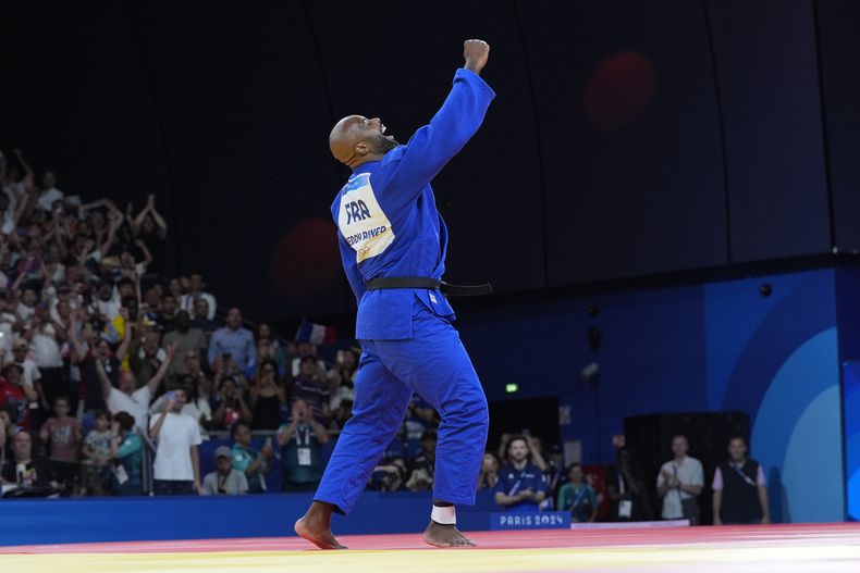 El francés Teddy Riner celebra luego de derrotar al surcoreano Kim Min-jong en la final de la categoría de más de 100 kilogramos en el judo de los Juegos Olímpicos, el viernes 2 de agosto de 2024, en París (AP Foto/Eugene Hoshiko)