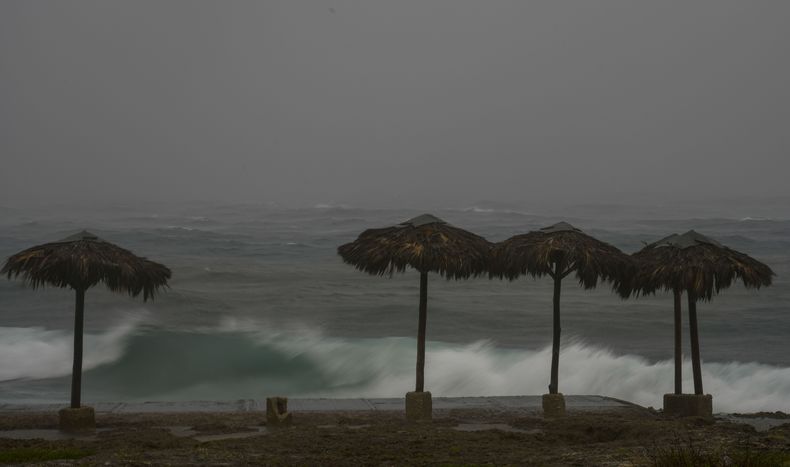Las olas rompen en la playa durante el paso del huracán Rafael en La Habana, Cuba, el miércoles 6 de noviembre de 2024. Tras su paso, gran parte de la isla se mantiene sin energía eléctrica, el 7 de noviembre de 2024. (Foto AP/Ramón Espinosa)