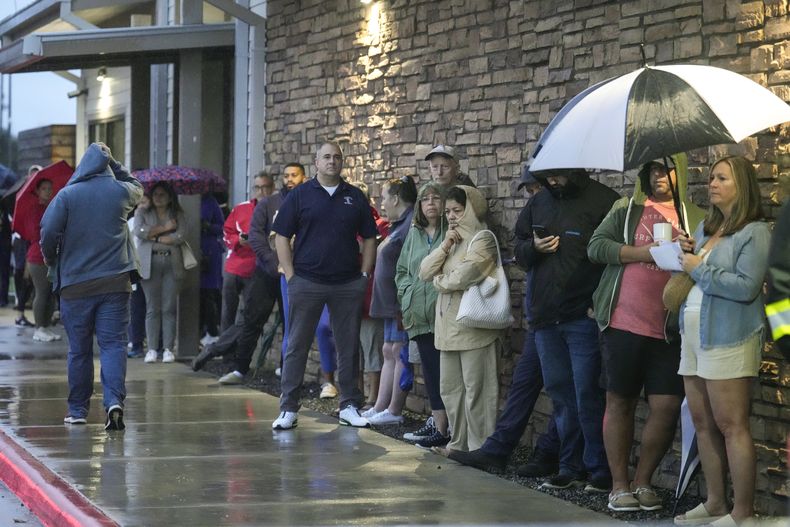 Votantes se forman para emitir sus votos durante el día de las elecciones de Estados Unidos en el centro comunitario Richard y Meg Weekley, el martes 5 de noviembre de 2024, en Cypress, Texas. (Brett Coomer/Houston Chronicle via AP)