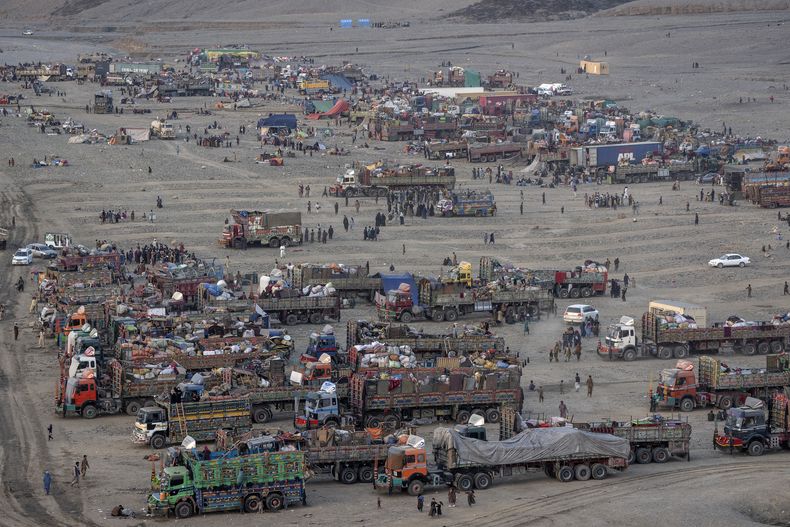ARCHIVO - Refugiados afganos se instalan en un campamento cerca del paso fronterizo de entre Pakistán y Afganistán en Torkham, Afganistán, el 3 de noviembre de 2023. (AP Foto/Ebrahim Noroozi, Archivo)