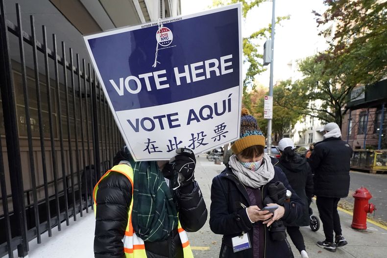 ARCHIVO — Trabajadores electorales dirigen a los votantes fuera de la escuela secundaria Frank McCourt en el Upper West Side de Nueva York, el 3 de noviembre de 2020. (AP Foto/Richard Drew, Archivo)
