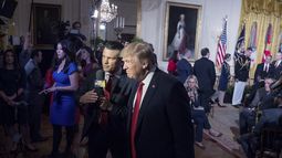 ARCHIVO - El entonces presidente de Estados Unidos, Donald Trump, habla con el copresentador de Fox & Friends Pete Hegseth en un acto del programa Wounded Warrior Project Soldier Ride en la Sala Este de la Casa Blanca, en Washington, el jueves 6 de abril de 2017. (AP Foto/Andrew Harnik, Archivo)