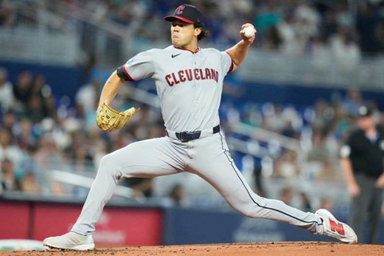 El abridor de los Guardianes de Cleveland Joey Cantillo lanza en la primera entrada ante los Marlins de Miami el domingo 12 de julio del 2026. (AP Foto/Lynne Sladky)