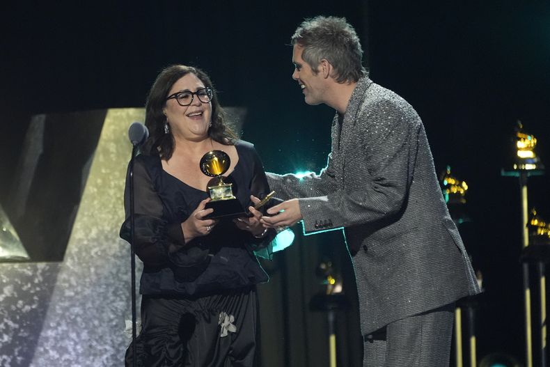 Gabriela Ortiz, left, accepts the award for best contemporary classical composition for Ortiz: Revolución Diamantina from host Justin Tranter during the 67th annual Grammy Awards on Sunday, Feb. 2, 2025, in Los Angeles. (Foto AP/Chris Pizzello)