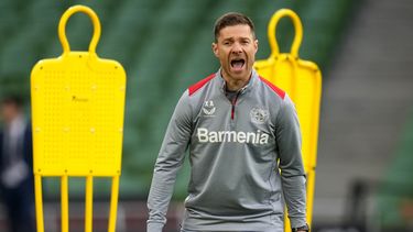 El español Xabi Alonso, del Bayer Leverkusen, dirige un entrenamiento para la final de la Liga Europa, el martes 21 de mayo de 2024, en Dublín (AP Foto/Kirsty Wigglesworth)