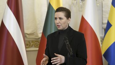 La primera ministra de Dinamarca, Mette Frederiksen, ofrece una declaración a la prensa antes de una cumbre de los países bálticos de la OTAN, en Helsinki, Finlandia, el 14 de enero de 2025. (Antti Aimo-Koivisto/Lehtikuva vía AP)