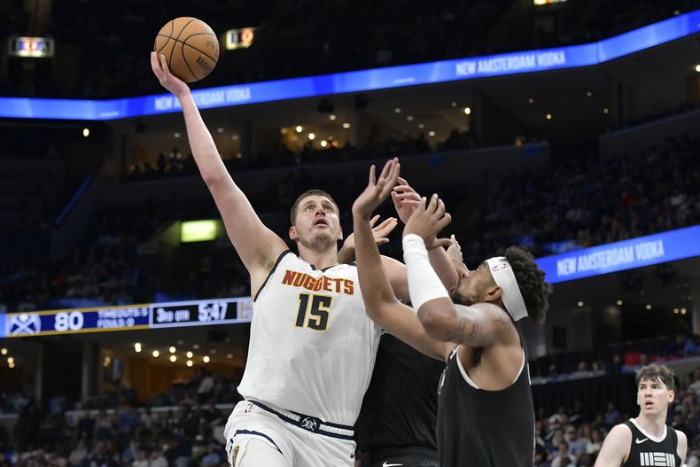 ARCHIVO - El serbio Nikola Jokic, de los Nuggets de Denver, dispara frente a Jordan Goodwin, de los Grizzlies de Memphis, en el partido del domingo 14 de abril de 2024 (AP Foto/Brandon Dill, archivo)