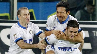 americateve | El jugador del Inter, Mauro Icardi, derecha abajo, festeja con sus compa&ntilde;eros Yuto Nagamoto, en su espalda, y Rodrigo Palacio, tras anotar un gol contra la Fiorentina en la liga italiana el s&aacute;bado, 15 de febrero de 2014, en Florencia. (AP Ph