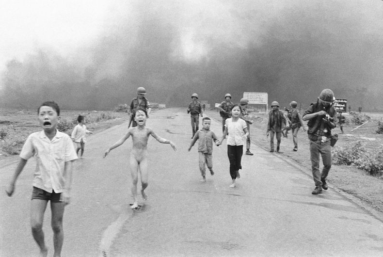 ARCHIVO - Las fuerzas de Vietnam del Sur siguen a niños aterrorizados, incluida Kim Phuc, de 9 años, en el centro, mientras corren por la Ruta 1 cerca de Trang Bang después de un ataque aéreo con napalm contra presuntos escondites del Viet Cong, el 8 de junio de 1972. (Foto AP/Nick Ut, archivo)