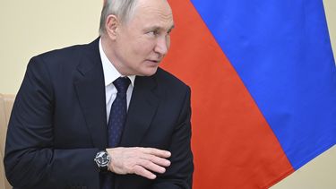 El presidente ruso Vladímir Putin habla con el presidente de Guinea Ecuatorial, Teodoro Obiang Nguema Mbasogo, en Moscú, Rusia, el 2 de noviembre de 2023. (Grigory Sysoyev, Sputnik, Kremlin Pool Photo vía AP)