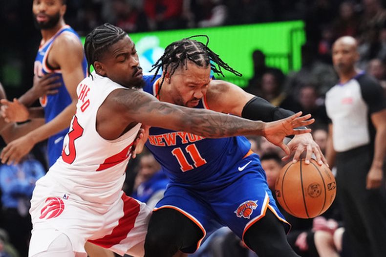 Jamal Shead de los Raptors le intenta robar el balón a Jalen Brunson de los Knicks de Nueva York en el encuentro del martes 3 de marzo del 2026. (Nathan Denette/The Canadian Press via AP)