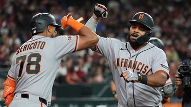 Heliot Ramos, derecha, de los Gigantes de San Francisco, celebra si cuadrangular frente a los Diamondbacks de Arizona con Victor Bericoto (78) durante la quinta entrada del juego de béisbol de Grandes Ligas, el miércoles 1 de julio de 2026, en Phoenix. (AP Foto/Ross D. Franklin)