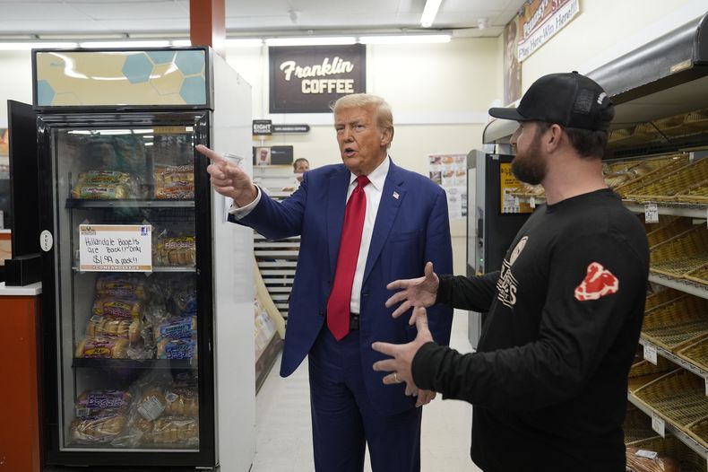 ARCHIVO – El candidato presidencial republicano y expresidente, Donald Trump, visita el mercado vecinal Sprankles en Kittanning, Pensilvania, el 23 de septiembre de 2024. (AP Foto/Alex Brandon, Archivo)