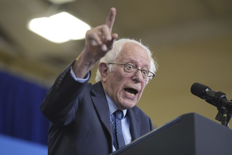 El senador Bernie Sanders habla antes de la llegada del presidente Joe Biden a un evento, el martes 22 de octubre de 2024, en Concord, Nueva Hampshire. (AP Foto/Manuel Balce Ceneta, Archivo)