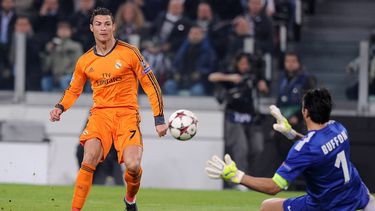 americateve | El jugador del Real Madrid y la selecci&oacute;n de Portugal, Cristiano Ronaldo, izquierda, anota un gol contra la Juventus en la Liga de Campeones el martes, 5 de noviembre de 2013, en Tur&iacute;n, Italia.  (AP Photo/Fabio Ferrari, Lapresse)