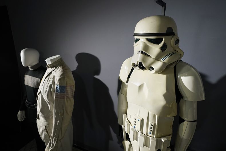 ARCHIVO - Un traje de Stormtrooper imperial, a la derecha, de la película de 1977 “Star Wars: Episode IV — A New Hope (Star Wars: Episodio IV - Una nueva esperanza), se exhibe junto a otros artículos de la colección de Greg Jein en Heritage Auctions, el 30 de agosto de 2023, en Irving, Texas. Una miniatura de nave X-wing utilizada en una película de Star Wars se vendió por más de 3 millones de dólares el domingo 15 de octubre durante una subasta de fin de semana de artículos recopilados y creados por el veterano fabricante de modelos de Hollywood Greg Jein. El traje se vendió por 645.000 dólares. (Foto AP/Tony Gutierrez, archivo)