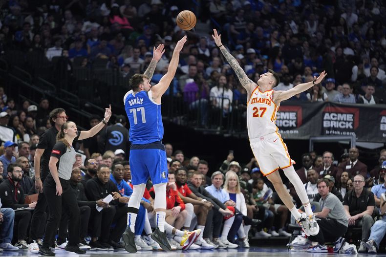 Luka Doncic, base de los Mavericks de Dallas, dispara frente a Vit Krejci, de los Hawks de Atlanta, en el encuentro del jueves 4 de abril de 2024 (AP Foto/LM Otero)