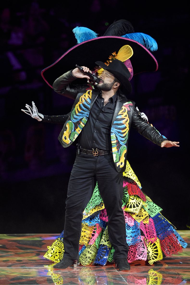 El cantante mexicano Leonardo Aguilar, hijo del cantautor Pepe Aguilar, se presenta en el espectáculo Jaripeo hasta los huesos tour 2024 en el Honda Center en Anaheim, California, el viernes 29 de marzo de 2024. El espectáculo rinde homenaje al Día de Muertos, una conocida celebración mexicana. (Foto AP/Damian Dovarganes)