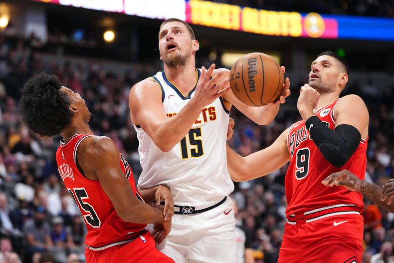 El serbio Nikola Jokic, de los Nuggets de Denver, recibe una falta durante un partido de pretemporada frente a los Bulls de Chicago, el martes 14 de octubre de 2025 (AP Foto/Jack Dempsey)