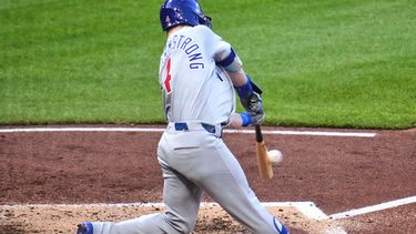 Pete Crow-Armstrong, de los Cachorros de Chicago, conecta un sencillo ante el lanzador de los Piratas de Pittsburgh, Paul Skenes, para impulsar una carrera durante la quinta entrada de un partido de béisbol en Pittsburgh, el sábado 25 de julio de 2026. (Foto AP/Gene J. Puskar)