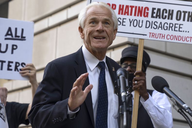 ARCHIVO - El exasesor comercial de la Casa Blanca, Peter Navarro, habla con los medios de comunicación a su salida de un tribunal federal, el martes 5 de septiembre de 2023, en Washington. (AP Foto/Mark Schiefelbein, Archivo)