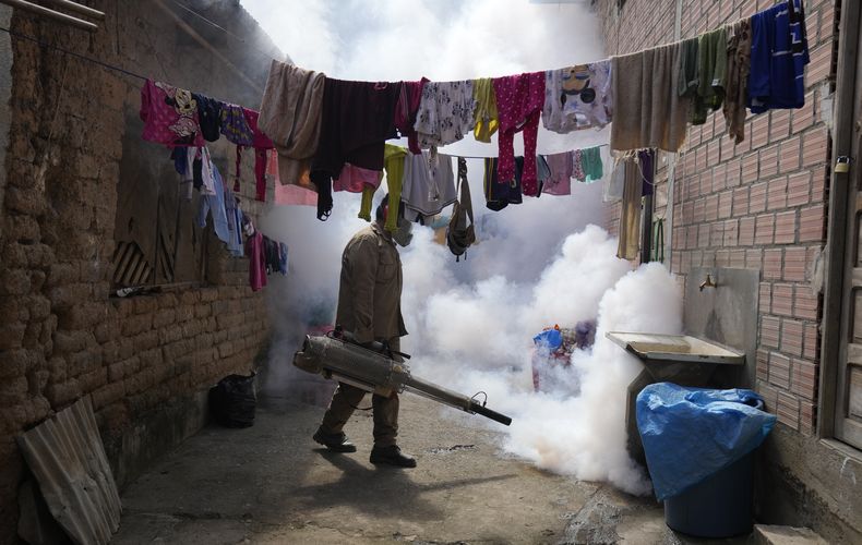 ARCHIVO - Un trabajador sanitario fumiga una vivienda contra los mosquitos para mitigar la transmisión de dengue en Caranavi, Bolivia, 2 de marzo de 2023. La Organización Mundial de la Salud dijo el viernes 22 de diciembre de 2023 que los casos reportados de dengue en el mundo se han multiplicado por 10 con respecto a la generación anterior, lo que se debe en parte al cambio climático y la reproducción creciente de mosquitos transmisores de la enfermedad, que afecta principalmente el continente americano. (AP Foto/Juan Karita, File)