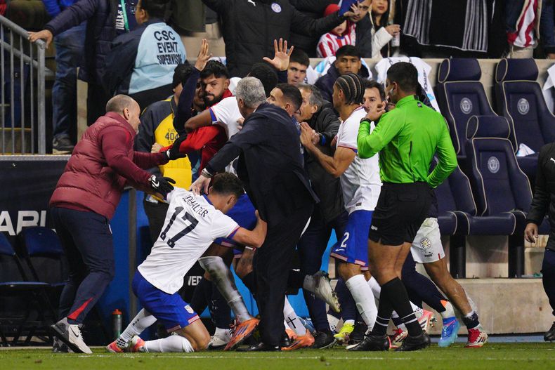 Los jugadores de Estados Unidos y Paraguay riñen al final del encuentro del partido de fogueo realizado el sábado 15 de noviembre de 2025 en Chester, Pensilvania (AP Foto/Derik Hamilton)