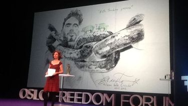 La artista Lía Villares al recibir, en nombre de El Sexto, el Premio Václav Havel a la Disidencia Creativa.