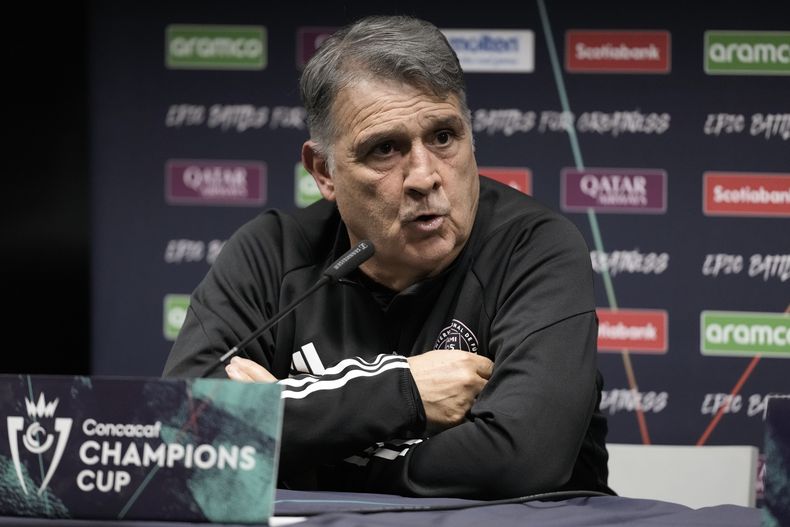 El argentino Gerardo Martino, entrenador del Inter Miami, habla en una conferencia de prensa el martes 9 de abril de 2024, en Monterrey, México (AP Foto/Eduardo Verdugo)
