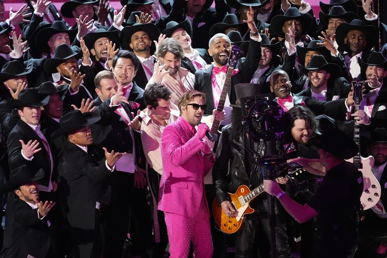 Ryan Gosling canta la canción Im Just Ken de la película Barbie durante la entrega de los Oscar el domingo 10 de marzo de 2024, en el Teatro Dolby de Los Ángeles. (AP Foto/Chris Pizzello)
