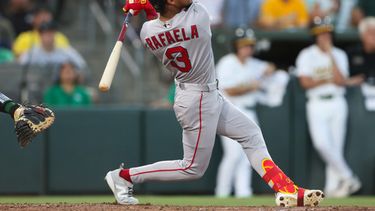 Ceddanne Rafaela, de los Medias Rojas de Boston, observa su grand slam durante la sexta entrada del juego de béisbol de Grandes Ligas contra los Atléticos, el lunes 27 de julio de 2026, en West Sacramento, California. (AP Foto/Scott Marshall)