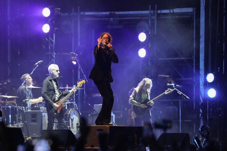 El vocalista Jarvis Cocker de la banda británica Pulp durante su concierto en el festival Corona Capital de la Ciudad de México el viernes 17 de noviembre de 2023. (Foto AP/Eduardo Verdugo)