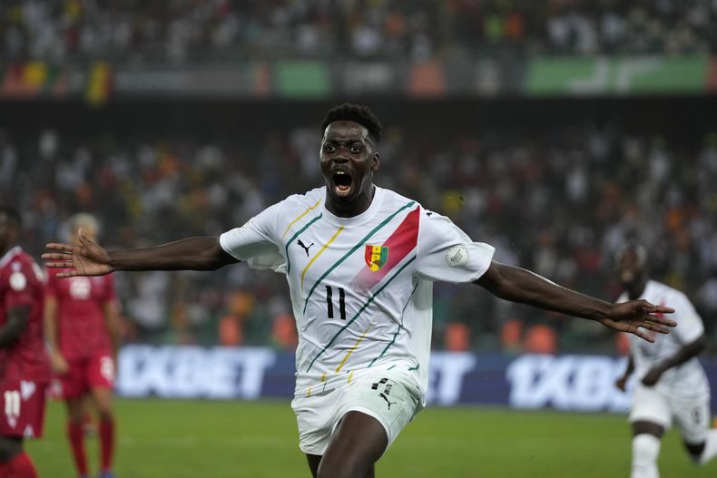 Mohamed Bayo, de Guinea, celebra después de anotar el gol de su equipo durante el partido de fútbol de octavos de final de la Copa Africana de Naciones entre Guinea Ecuatorial y Guinea, en el Estadio Olímpico de Ebimpe en Abiyán, Costa de Marfil, el domingo 28 de enero de 2024. 2024. (AP Foto/Themba Hadebe)