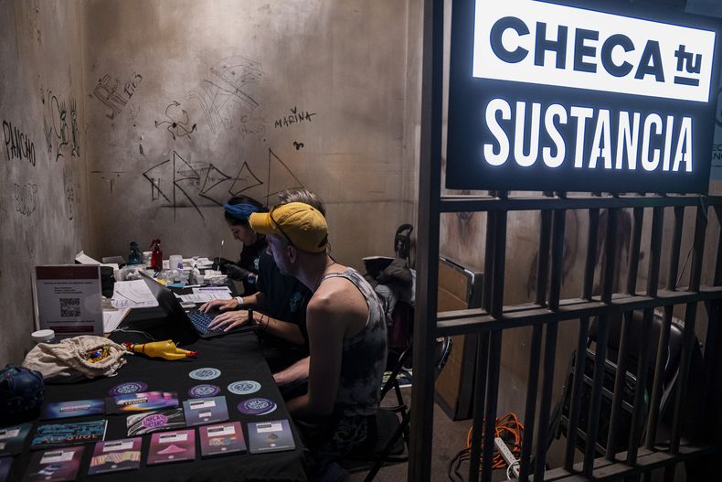 Un hombre espera a los resultados del análisis a su droga en el puesto Checa tu sustancia, que ofrece análisis gratuitos de drogas con los que la gente puede confirmar que su droga no contiene adulterantes o fentanilo, en un festival de música electrónica de tres días en Ciudad de México, la noche del viernes 30 de enero de 2025. (AP Foto/Aurea Del Rosario)