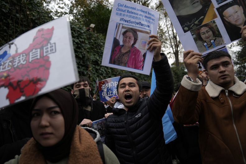 Manifestantes protestan contra el trato que China le da a los uigures, en Estambul, Turquía, el 30 de noviembre de 2022. . (Foto AP/Khalil Hamra)