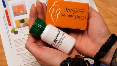 Una persona muestra un kit de fármacos enviados a clientas que desean abortar, en la clínica de planificación familiar Massachusetts Medication Abortion Access Project, el 13 de mayo de 2025 en Somerville, Massachusetts. (AP Foto/Charles Krupa, Archivo)