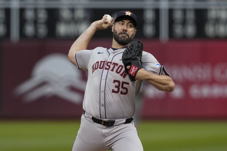 Justin Verlander, lanzador de los Astros de Houston, hace un pitcheo en el encuentro del viernes 24 de mayo de 2024, ante los Atléticos de Oakland (AP Foto/Godofredo A. Vásquez)