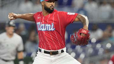 El dominicano Sandy Alcántara, de los Marlins de Miami, hace un lanzamiento en el juego del sábado 12 de agosto de 2023, ante los Yanquis de Nueva York (AP Foto/Marta Lavandier)