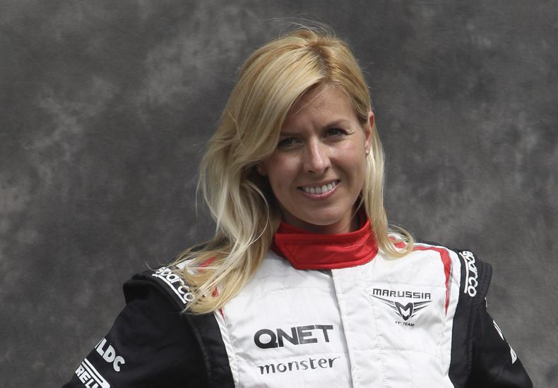 ARCHIVO- En imagen del jueves 15 de marzo de 2012, la piloto espa&ntilde;ola Mar&iacute;a de Villota, de la escuder&iacute;a rusa Marussia, posa para las c&aacute;maras antes del Gran Premio de Australia de la F&oacute;rmula Uno en Albert Park de Melbourn