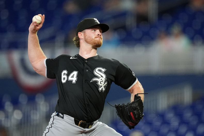 El abridor de los Medias Blancas de Chicago Shane Smith lanza en la segunda entrada ante los Marlins de Miami el miércoles primero de abril del 2026. (AP Foto/Rebecca Blackwell)