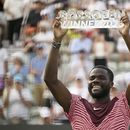 Frances Tiafoe alza el trofeo de campeón del Abierto de Stuttgart tras vencer a Jan-Lennard Struff en la final, el domingo 18 de junio de 2023. (Marijan Murat/dpa vía AP)