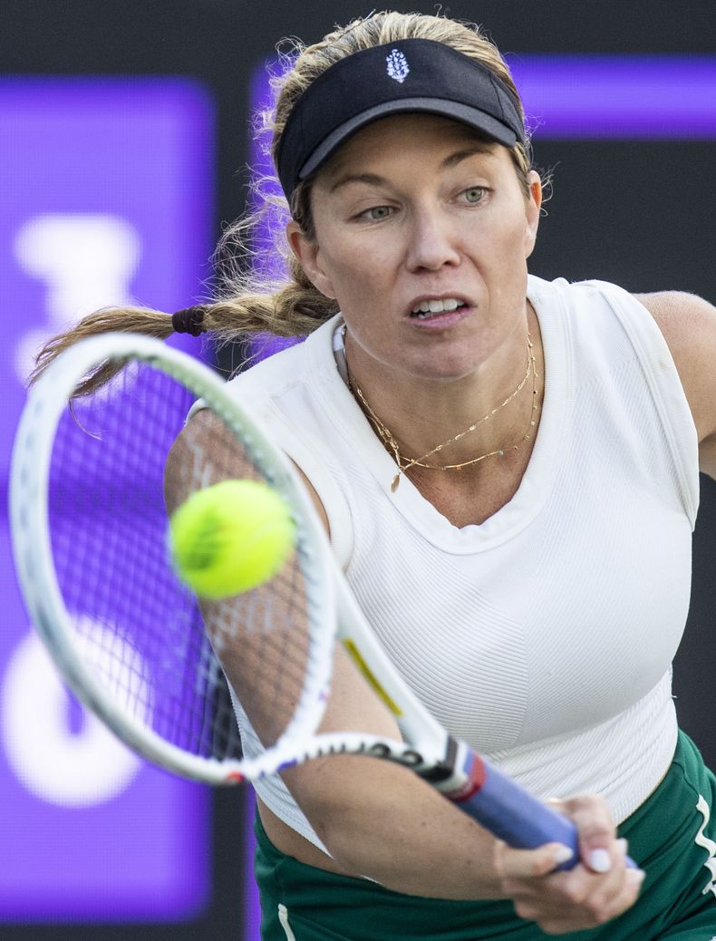 Danielle Collins ganó el torneo de tenis Abierto de Charleston, en Charleston, Carolina del Sur, el domingo 7 de abril de 2024. En esta foto de archivo, devuelve una bola a Ons Jabeur, el jueves 4 de abril de 2024. (Henry Taylor/The Post And Courier vía AP)