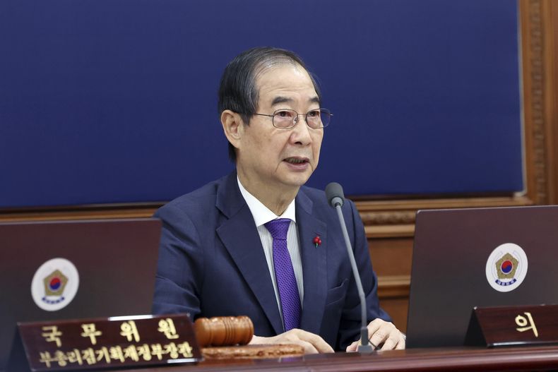 El primer ministro de Corea del Sur, Han Duck-soo, que se convirtió en presidente interino del país tras el inicio del proceso de juicio político contra Yoon Suk Yeol, interviene en una reunión del gobierno, en el complejo gubernamental en Seúl, Corea del Sur, el 17 de diciembre de 2024. (Hong Hae-in/Yonhap vía AP)
