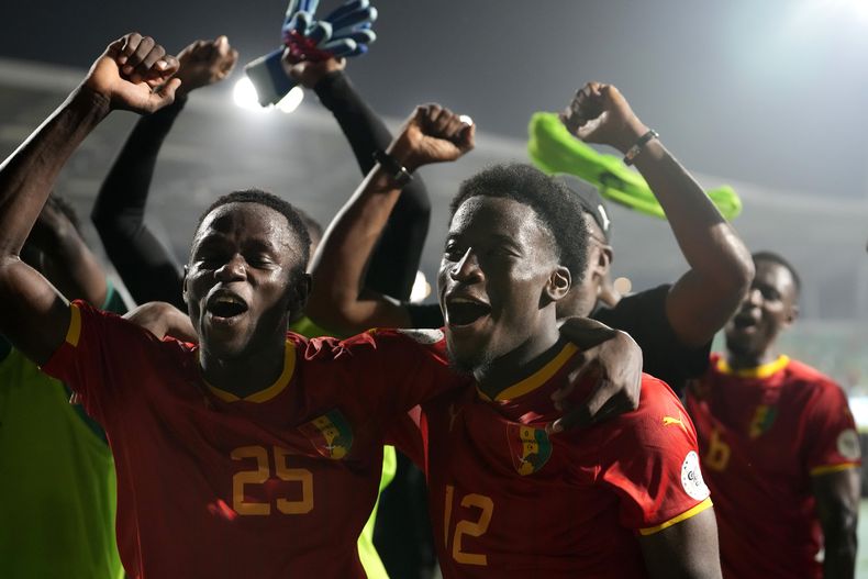 Facinet Conte y su compañero de Guinea Ibrahima Diakite celebran la victoria ante Gambia en la Copa Africana de Naciones el viernes 19 de enero del 2024. (AP Foto/Sunday Alamba)