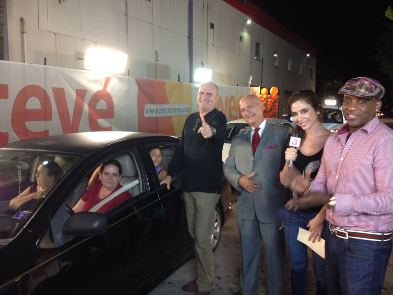 Cientos de personas llegaron hasta las instalaciones de América Tevé para recoger su pavo para el día de Acción de Gracias en los estudios de Hialeah Gardens, FL.