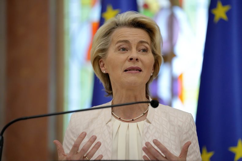 En esta imagen de archivo, la presidenta de la Comisión Europea, Ursula von der Leyen, ofrece una conferencia de prensa en Chisinau, Moldavia, el 31 de mayo de 2023. (AP Foto/Andreea Alexandru, archivo)