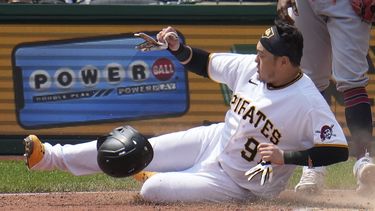 Ji Man Choi de los Piratas de Pittsburgh anota la segunda de dos carreras con el sencillo de Jared Triolo en la séptima entrada frente al relevista de los Guardianes de Cleveland el dominicano Enyel De Los Santos el miércoles 19 de julio del 2023. (AP Foto/Gene J. Puskar)
