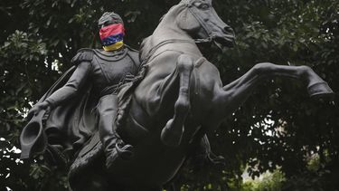 Venezolanos buscan indicios de cambio en sus soldados