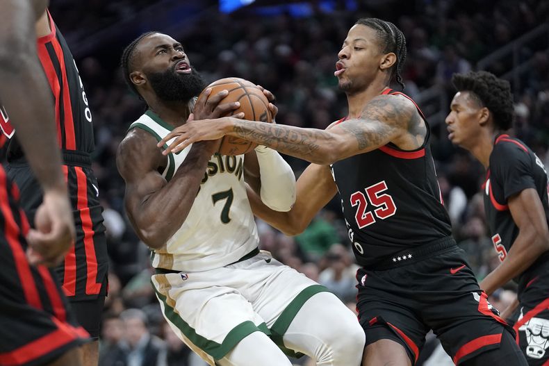 Jaylen Brown (7), de los Celtics de Boston, se alista a tomar un disparo con la marca encima de Dalen Terry (25), de los Bulls de Chicago, en la segunda mitad del juego de baloncesto en el torneo In-Season de la NBA, el martes 28 de noviembre de 2023, en Boston. (AP Foto/Steven Senne)